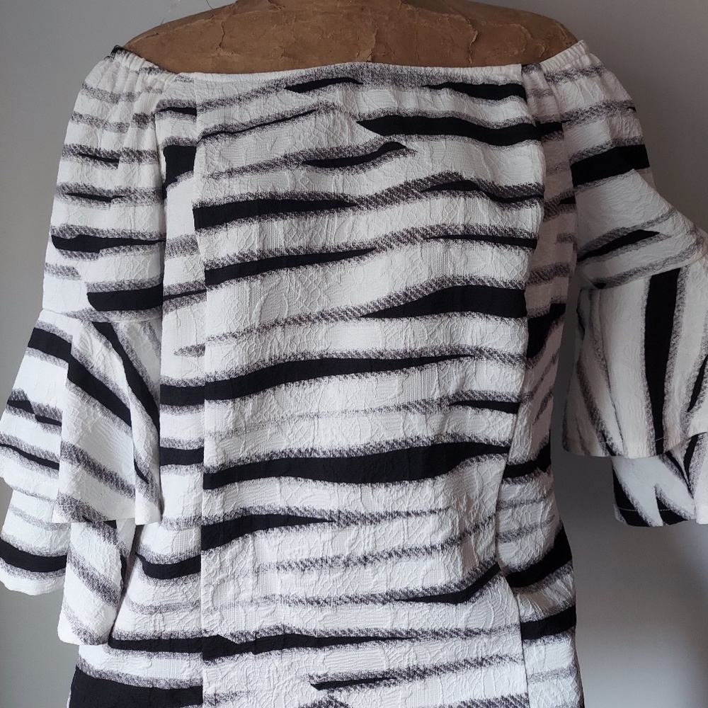 Alberto Makali OffShoulder Blouse w/ Bell Sleeve L